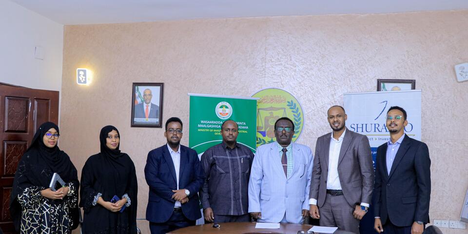 Minister of Investment and Industrial Development, HE. Abdirasak Ibrahim Mohamed, and Abdirahman Hashi, the Somaliland Director of Shuraako, and the Communications and Visibility Specialist for Shuraako with colleagues posing for a group photo after signing memorandum of understanding