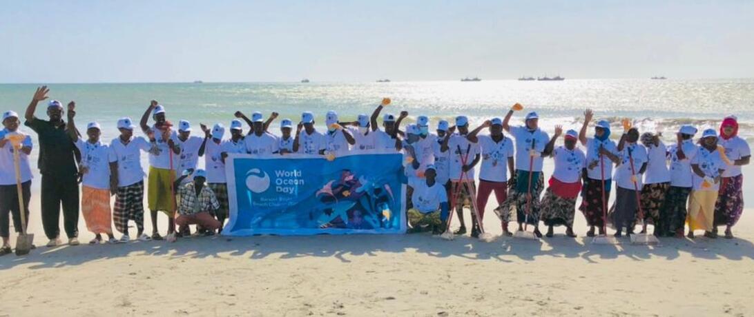 Participants celebrate their beach cleanup for World Oceans Day 2021 in Bander Beyla, Puntland, Somalia. 