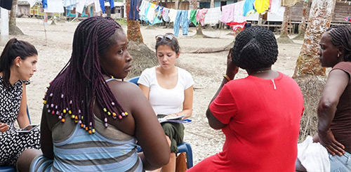 underpaid women collecting piangua